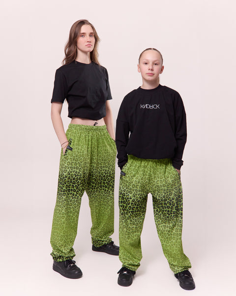 KNDRCK OTROŠKE unikat joggerke - Green leopard