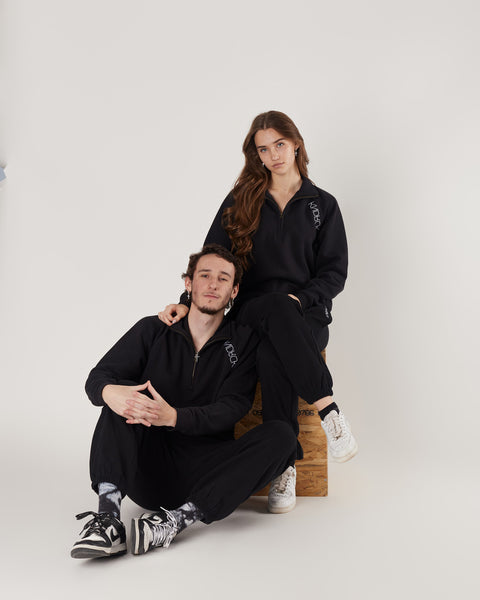 KNDRCK pulover s polzadrgo - črn